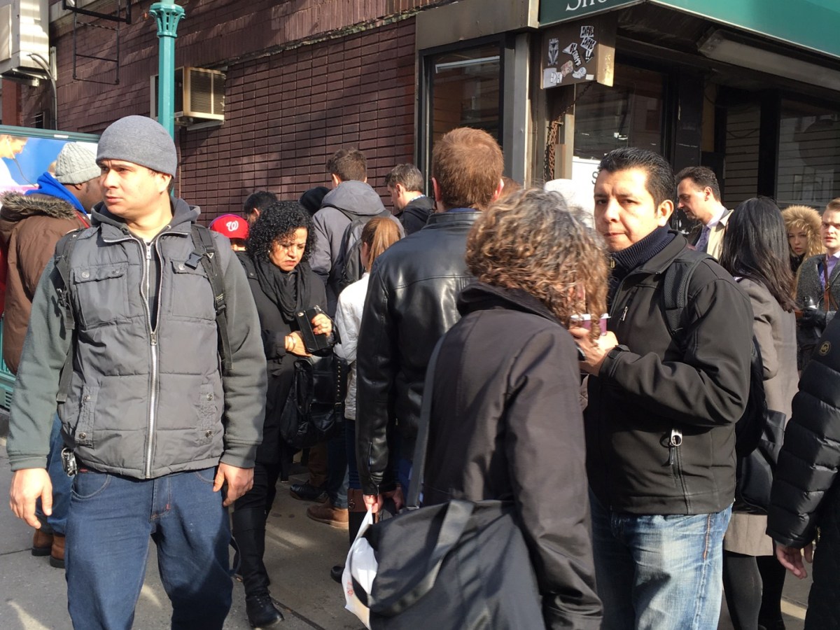 Wordless Thursday : Rush hour at the entrance of the NY Subway! Not even tried to peeked&nbsp;inside!